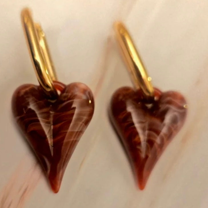 Oorbellen met hartje bordeaux rood -Stainlesssteel